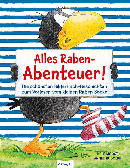 Das Buchcover zeigt einen schwarz-weiß gefiederten Raben mit einem großen gelben Schnabel, der ein Schild mit dem Titel „Alles Raben-Abenteuer!“ hält. Der Hintergrund ist mit blauen und weißen Streifen gestaltet, und der Rabe trägt eine rot-weiß gestreifte Socke an einem Fuß.
