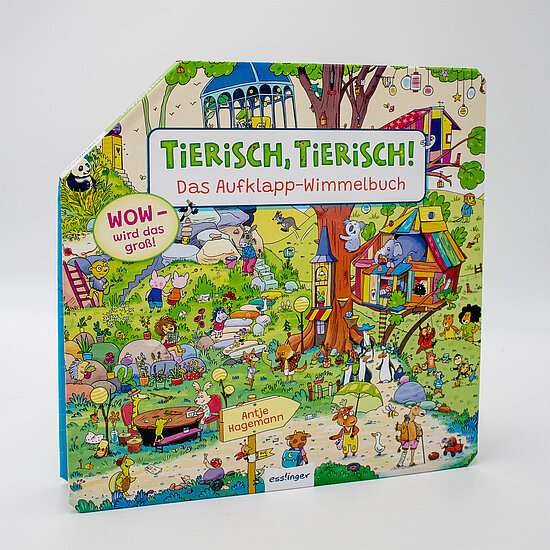 Das Buchcover zeigt … einen großen verzierten Baum mit Baumhaus, zahlreiche bunte Tiere und spielende Kinder auf grüner Wiese und blauem Himmel.