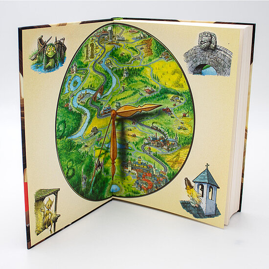 Das Buchcover zeigt eine ovale grüne Landkarte mit Fluss, roten Dörfern und braunen Zeigern auf beigem Grund sowie kleine Figuren in den Ecken.