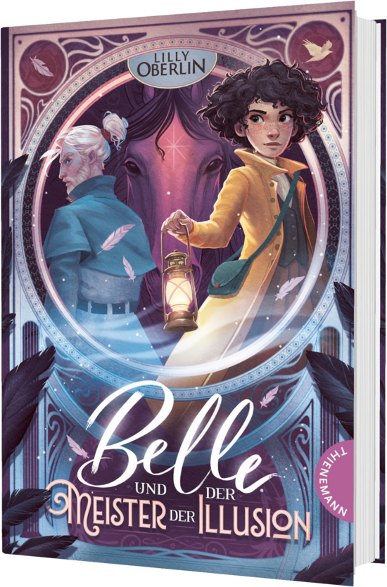 Das Buchcover zeigt die Protagonistin Belle mit einem Laterne in der Hand, die in einem gelben Umhang gekleidet ist. Hinter ihr steht ein blonder junger Mann, während im Hintergrund ein geheimnisvolles Pferd und schimmernde Federn zu sehen sind.