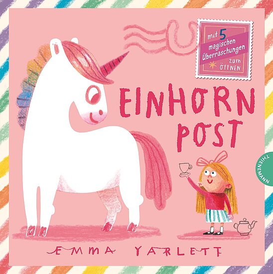 Das Buchcover zeigt ein fröhliches Einhorn mit einem rosa Körper und einem bunten Horn, das auf der linken Seite steht. Rechts ist ein Mädchen mit roten Haaren und einer gestreiften Bluse, das eine Tasse hält. Der Hintergrund ist in zarten Rosa- und Pastellfarben gehalten, mit bunten Streifen am unteren Rand.