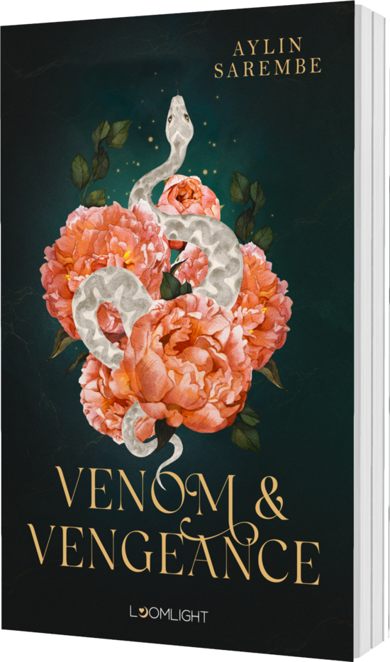 Das Buchcover zeigt auf einem dunklen Hintergrund eine elegante Komposition aus weißen Schlangen und üppigen rosa Pfingstrosen. Der Titel „VENOM & VENGEANCE“ ist in goldener Schrift platziert.