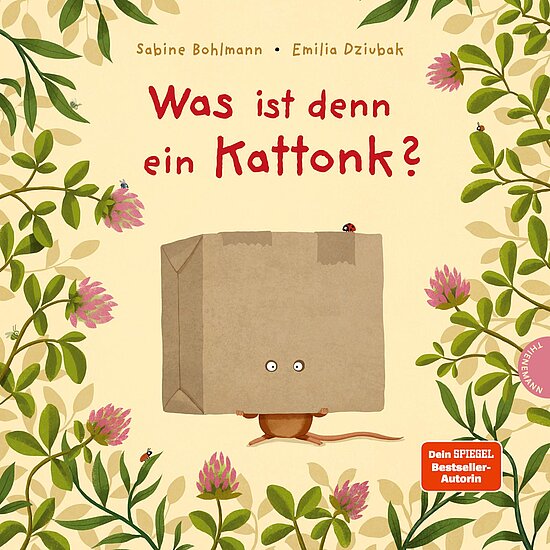 Das Buchcover zeigt eine niedliche Maus, die hinter einem großen Pappkarton versteckt ist. Umrahmt wird die Szene von bunten Pflanzen und Blumen sowie einem hellen Hintergrund.