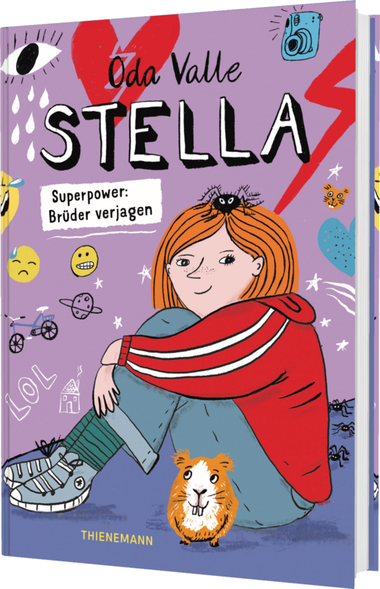 Das Buchcover zeigt ein junges Mädchen mit orangefarbenen Haaren und einer lächelnden Miene, das auf dem Boden sitzt. Es trägt ein rotes Oberteil und eine graue Hose, umgeben von bunten Illustrationen von einem Hamster, einem Spinnenmotiv und verschiedenen Symbolen auf lila Hintergrund.
