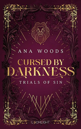 Das Buchcover zeigt einen tiefblauen Hintergrund mit goldenen Verzierungen und einem Löwen-Symbol. Der Titel „Cursed by Darkness“ ist in eleganter Schriftart hervorgehoben.