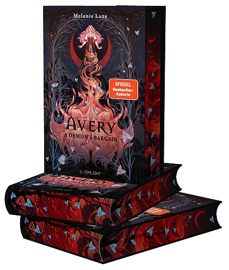 Das Buchcover zeigt eine junge Frau ueber einem flammenden Haarstrom vor rotem Halbmond, umgeben von dunklen Zweigen und blauen Schmetterlingen.