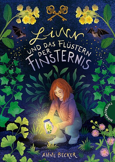 Das Buchcover zeigt ein Mädchen mit rotem Haar, das eine leuchtende Glühbirne in einem Glas betrachtet. Umgeben von Pflanzen, Fledermäusen und einem dunklen Nachthimmel.