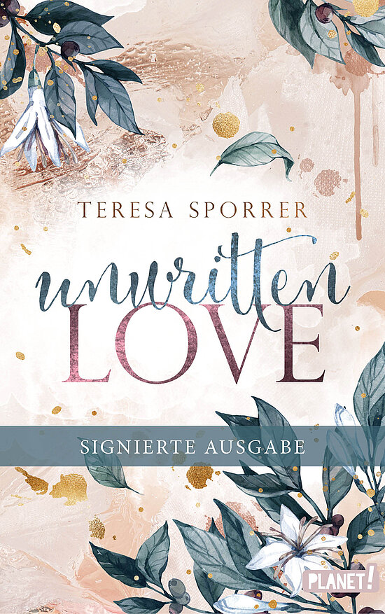 Das Buchcover zeigt eine romantische Komposition mit sanften Pastellfarben, floralen Elementen und dem Titel „unwritten Love“ in eleganter Schrift, umrahmt von Blüten.