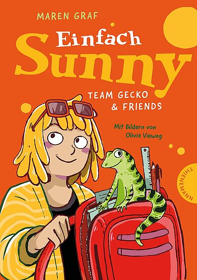 Das Buchcover zeigt ein farbenfrohes Design mit einem lächelnden Mädchen mit blonden Locken und rosa Brille, das einen roten Schulranzen trägt. Auf dem Schulranzen sitzt ein grüner Gecko, umgeben von orangefarbenen und gelben Akzenten.