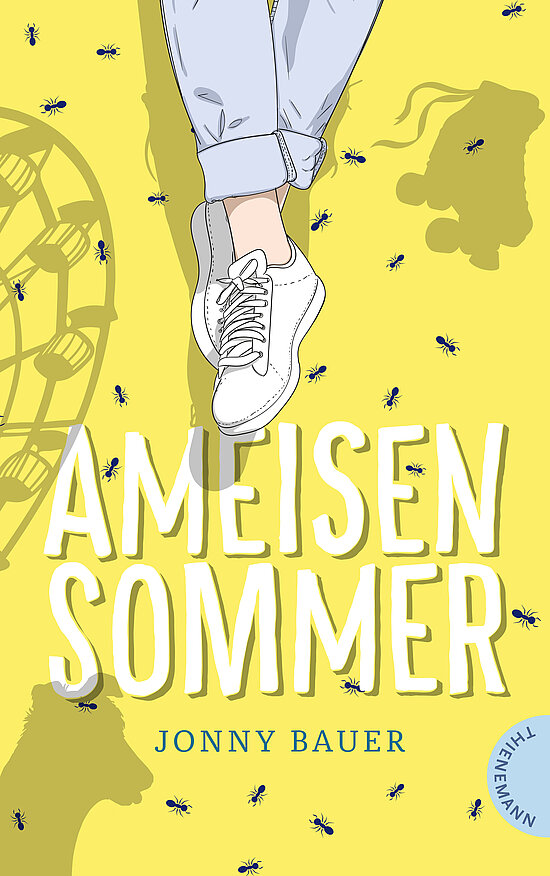 Das Buchcover zeigt einen gelben Hintergrund mit dem Titel „AMEISENSOMMER“ in großen, weißen Buchstaben. Im Vordergrund ist ein Fuß in einem Sneaker zu sehen, umgeben von kleinen Ameisen, während im Hintergrund eine Spirale und Silhouetten von Tieren angedeutet sind.