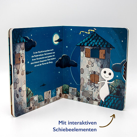 Das Buchcover zeigt bei Nacht zwei steinerne Burgtürme mit blauen Dächern, Mond und Wolken sowie ein freundliches weißes Gespenst im Vordergrund.