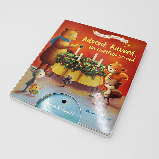 Das Buchcover zeigt einen Bären mit blauem Schal, einen Adventskranz mit vier Kerzen auf gelbem Tisch und fünf Waldtiere vor rotorange Hintergrund.