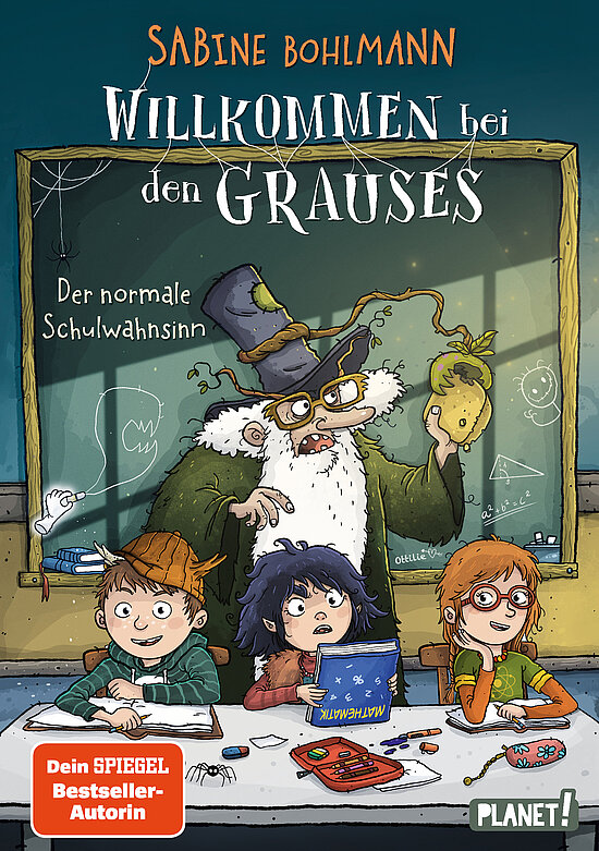 Das Buchcover zeigt eine humorvolle Klassenszene mit einem älteren, chaotischen Lehrer und drei neugierigen Kindern vor einer Tafel. Die Farben sind lebhaft und dominieren Blau- und Grüntöne.
