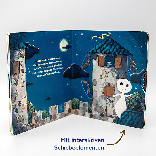 Das Buchcover zeigt eine nachtliche blaue Burg mit zwei Steinturmen, fliegenden Fledermausen und einen freundlichen weissen Geist vor offenem Fenster.