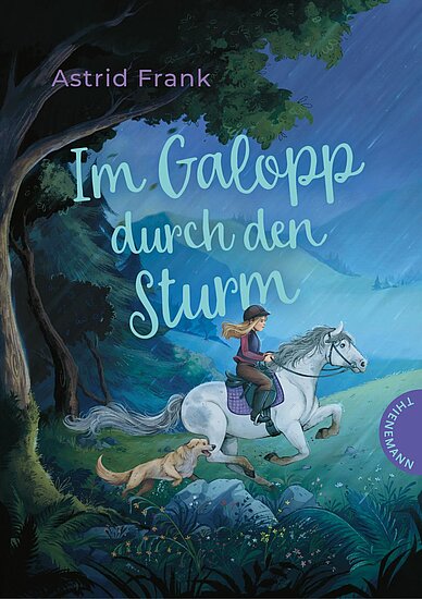 Das Buchcover zeigt ...ein Maedchen mit Reithelm auf einem weissen galoppierenden Pferd, ein brauner Hund rennt mit vor blaugruenem Sturmwald.