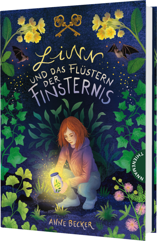 Das Buchcover zeigt ein junges Mädchen mit langen, roten Haaren, das auf dem Boden sitzt und eine leuchtende Laterne in den Händen hält. Umgeben von dichten, grünen Pflanzen und fliegenden Fledermäusen strahlt der Hintergrund in einem tiefen Blau.