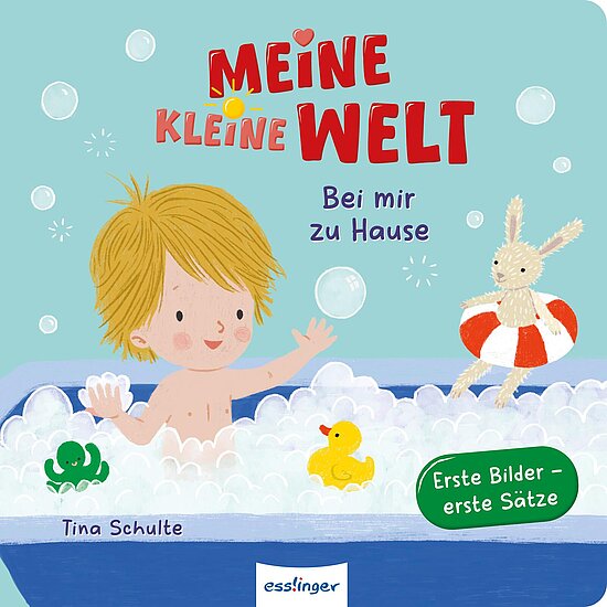 Das Buchcover zeigt einen fröhlichen Jungen mit blonden Haaren in einer Badewanne voller Schaum. Neben ihm schwimmen eine gelbe Ente und ein grüner Tintenfisch, während ein weißes Kaninchen mit einer roten Schwimmreifen auftritt.