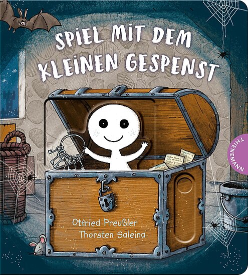 Das Buchcover zeigt einen kleinen, freundlichen Geist mit einem runden Kopf, der aus einer hölzernen Schatztruhe schaut. Im Hintergrund sind Spinnweben, eine Fledermaus und eine gemütliche, dunkle Szenerie zu erkennen.