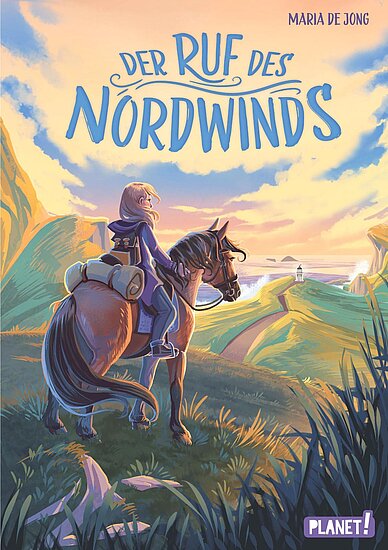 Das Buchcover zeigt ein Mädchen auf einem braunen Pferd, das auf eine Küstenlandschaft schaut. Im Hintergrund erkennt man einen Leuchtturm und sanfte Hügel in warmen Farben.