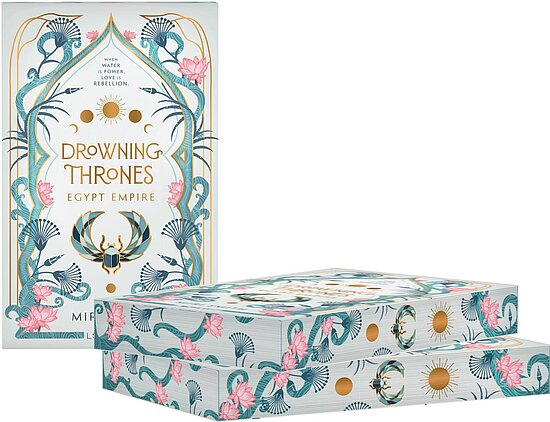 Das Buchcover zeigt einen hellen Grund mit tuerkisgruenen ornamentalen Ranken, rosa Lotus, goldenen Sonnenkreisen und einem Skarabaeus.