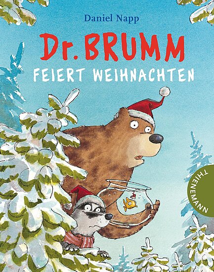 Das Buchcover zeigt einen Bären mit Weihnachtsmütze und einen Waschbären, die vor schneebedeckten Tannen stehen. Der Hintergrund ist blau und winterlich, der Titel ist in roter Schrift.
