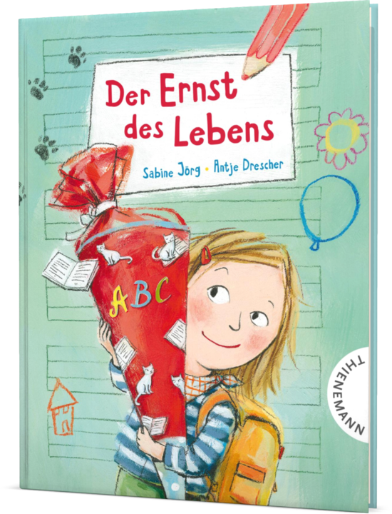 Das Buchcover zeigt ... ein blondes Mädchen mit gestreiftem Pullover und gelbem Ranzen, das eine rote Schultüte mit ABC, Katzen und Papierfetzen hält.