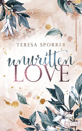 Das Buchcover zeigt eine sanfte, pastellfarbene Hintergrundgestaltung mit floralen Motiven und goldenen Akzenten. Die Titelinschrift „unwritten LOVE“ in geschwungener Schrift präsentiert sich zentral und wird von stilisierten Pflanzen umrahmt.