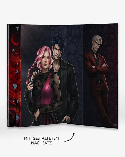 Das Buchcover zeigt … zwei junge Erwachsene vorn, eine Frau mit rosa Haar und ein Mann in Lederjacke, rechts ein blonder Mann im roten Anzug.