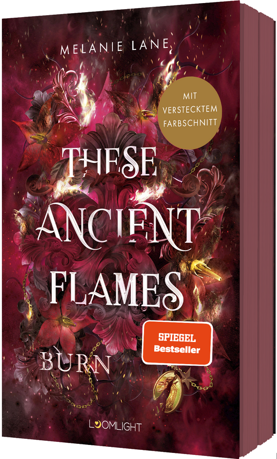 Das Buchcover zeigt rot-burgunderfarbene flammenartige Blumenornamente, goldenes Medaillon an Kette und weiße, große Titelschrift.