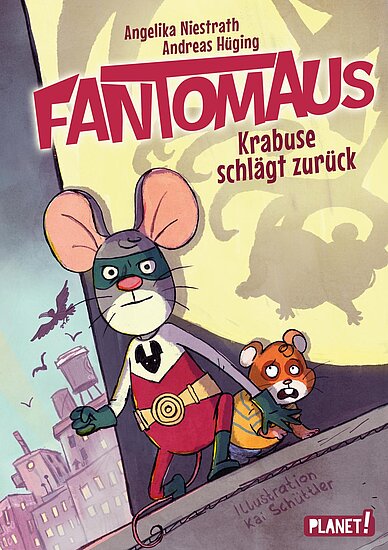 Das Buchcover zeigt eine cartoonhafte Maus in einem Superheldenkostüm mit einem roten Umhang und einer grau-schwarzen Maske, die entschlossen in die Ferne blickt. Neben ihr steht ein kleiner, brauner Bär, und im Hintergrund sind Silhouetten von Gebäuden zu sehen, die eine abenteuerliche Stimmung erzeugen.