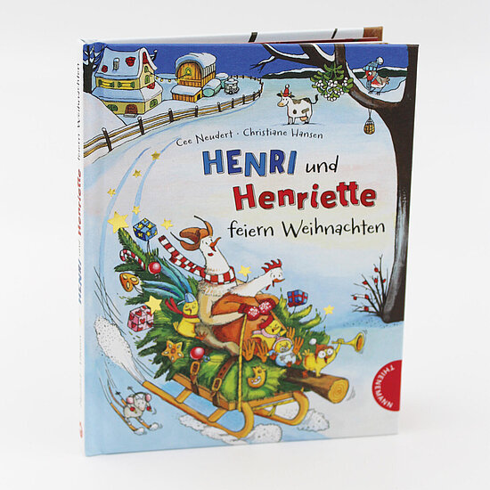 Das Buchcover zeigt … eine Ziege mit rotem Schal und eine Henne auf einem Schlitten voller Weihnachtsbaum und Geschenke vor blauem Winterhimmel.