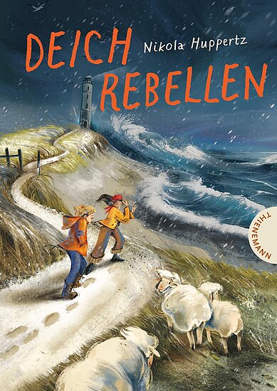 Das Buchcover zeigt zwei Kinder, die an einem kurvigen Weg entlang gehen, während starker Wind weht. Im Hintergrund sind große Wellen und ein Leuchtturm zu sehen, die Atmosphäre ist stürmisch und dynamisch.