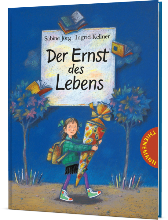 Das Buchcover zeigt ein blaues Motiv mit einem lächelnden Mädchen in grüner Jacke und Rucksack, das eine bunte Schultüte trägt.