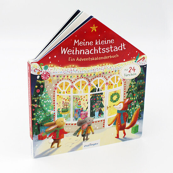 Das Buchcover zeigt ein hausförmiges rotes Dach mit geschmücktem Schaufenster, Tannenbäume und drei Tiere in Winterkleidung mit Geschenken.