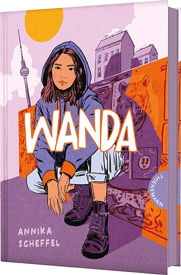 Das Buchcover zeigt ein junges Mädchen mit langen, braunen Haaren in einem Hoodie und Jeans. Der Hintergrund ist in Lila- und Orangetönen gehalten und zeigt städtische Elemente.