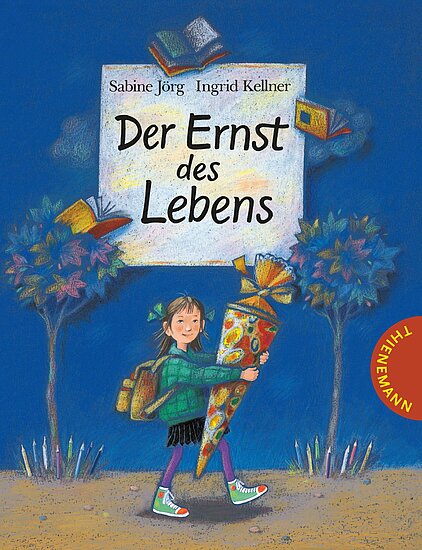 Das Buchcover zeigt ein Mädchen mit grünem Rucksack und bunter Schultüte vor blauem Hintergrund mit schwebenden Büchern und bunten Bäumen.