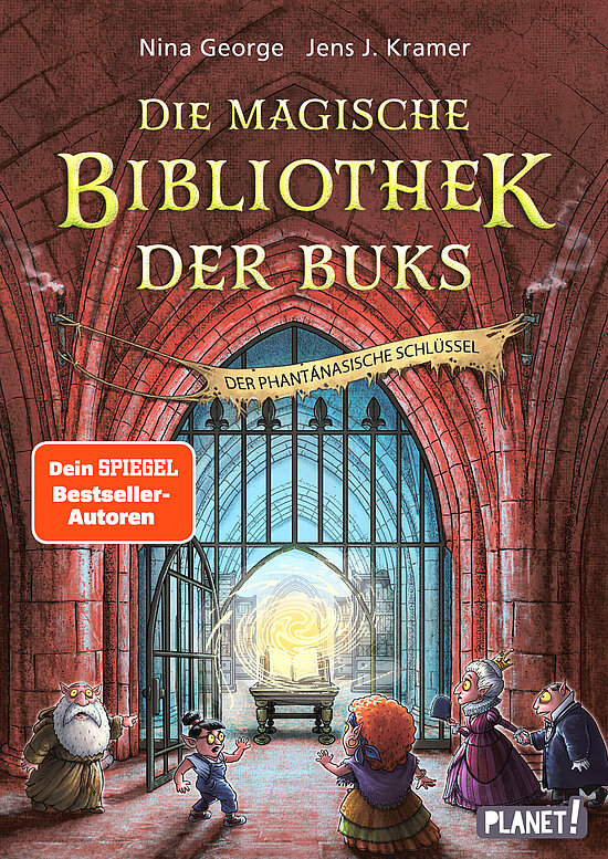 Das Buchcover zeigt eine geheimnisvolle Bibliothek mit großen, geschwungenen Toren. Im Vordergrund stehen mehrere Figuren, darunter ein alter Mann und vier Kinder, die fasziniert in Richtung eines leuchtenden Portals blicken.