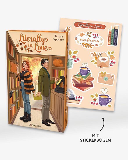 Das Buchcover zeigt zwei Personen Rücken an Rücken in einer herbstlichen Buchhandlung, rothaarige Frau im schwarzorange Pullover, Mann in Grün, Kürbis.