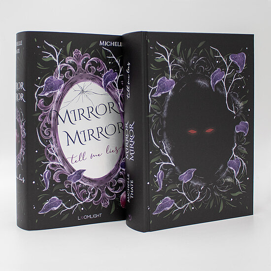 Das Buchcover zeigt einen violett verzierten Spiegel „Mirror Mirror“ und eine dunkle Silhouette mit roten Augen, umgeben von lilafarbenen Blättern.