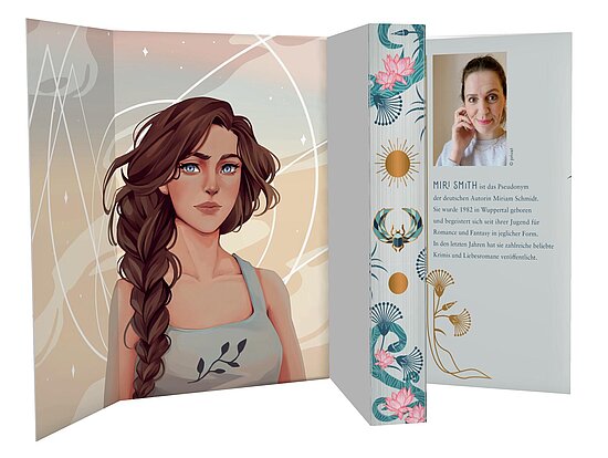Das Buchcover zeigt eine illustrierte Frau mit braunem Zopf und blauen Augen vor Pastellhintergrund, rechts floral gemusterter Ruecken und ein Foto.