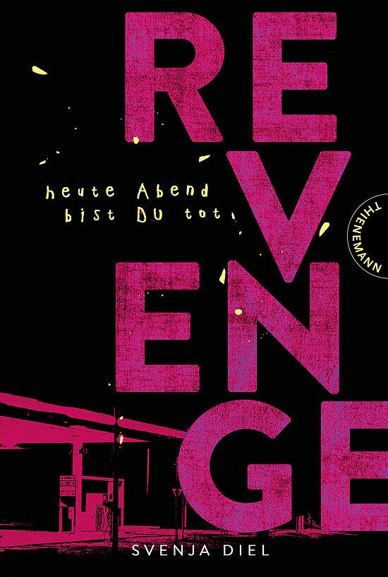 Das Buchcover zeigt den Titel „REVENGE“ in großen, pinken Buchstaben vor einem schwarzen Hintergrund. Darunter steht in kleinerer, weißer Schrift „heute Abend bist DU tot“, ergänzt durch grafische Elemente.
