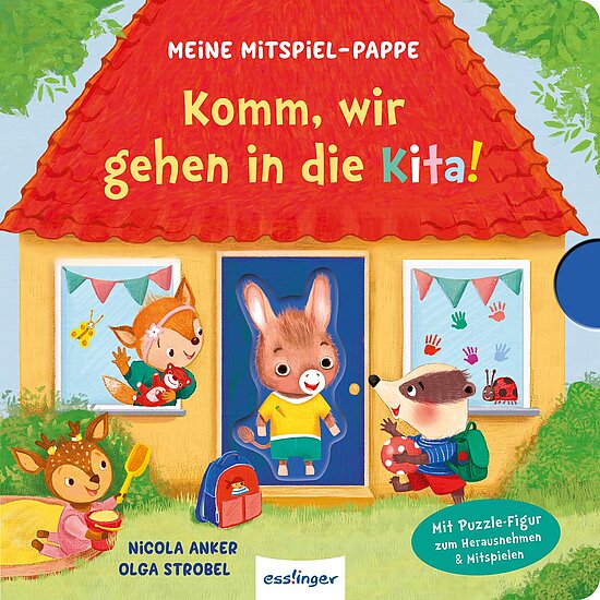 Das Buchcover zeigt ein fröhliches Szenario vor einem bunten Kindergarten mit rotem Dach. Dicht gedrängt stehen ein Hase, ein Fuchs und ein Waschbär, die mit Rucksäcken ausgestattet sind.