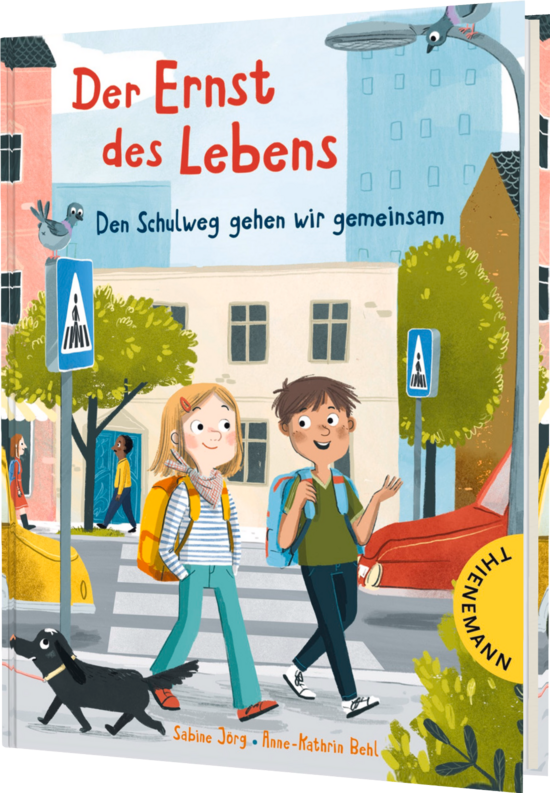 Das Buchcover zeigt zwei Kinder, ein Jungen mit braunen Locken und ein Mädchen mit langen blonden Haaren, die fröhlich auf einem Bürgersteig stehen. Sie tragen Rucksäcke und sind von einer grünen Stadtlandschaft mit Bäumen und einem Hund umgeben, während Vögel über ihnen fliegen.