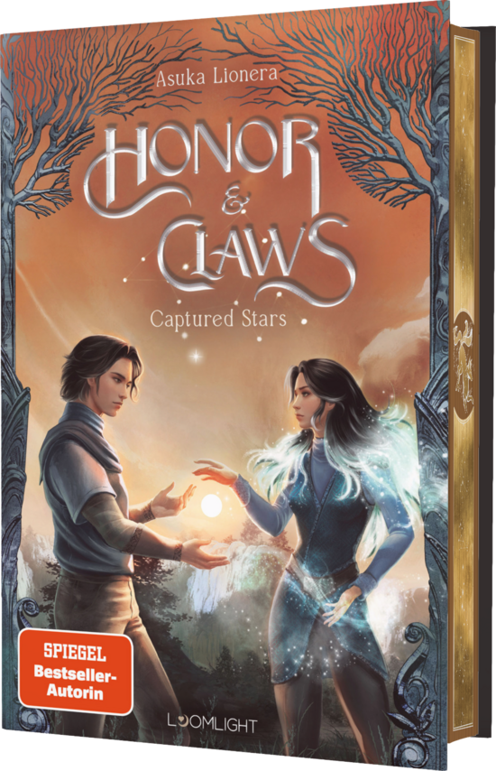 Das Buchcover zeigt zwei junge Protagonisten in einer fantastischen Umgebung. Der junge Mann mit dunklen Haaren steht links, während die junge Frau mit langen, fließenden Haaren rechts steht und eine leuchtende Kugel hält. Helle Farben und magische Elemente umgeben sie.