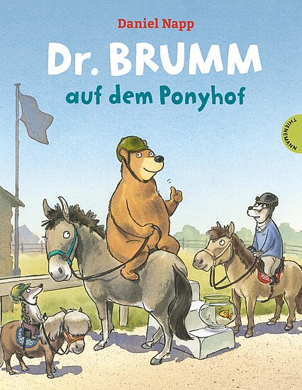 Das Buchcover zeigt den Bären Dr. Brumm auf einem Pony mit einem grünen Hut. Neben ihm reitet ein Junge auf einem anderen Pony, während ein Hund auf dem Boden sitzt. Die Farben sind hell und freundlich.