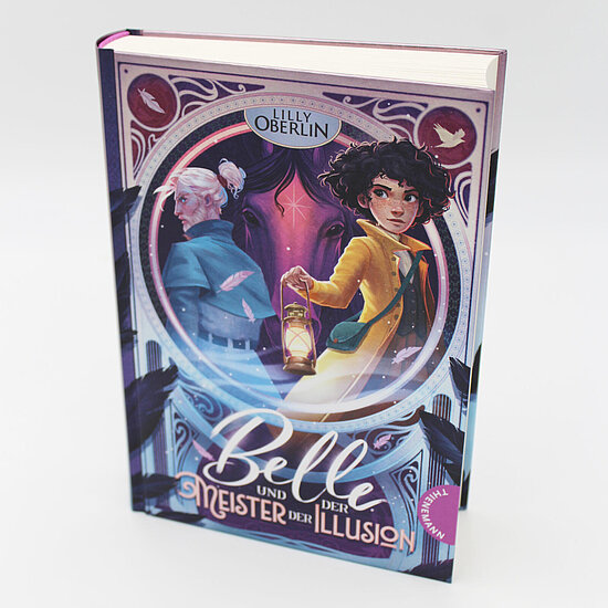 Das Buchcover zeigt … ein dunkelgelocktes Mädchen im gelben Mantel mit einer Laterne und eine ältere Person im blauen Mantel vor violett-blauem Muster.