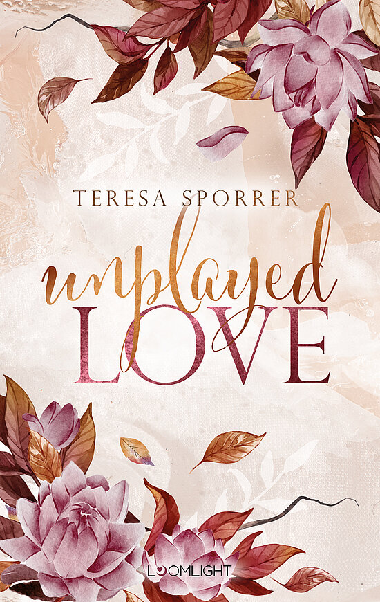 Das Buchcover zeigt eine sanfte, blassrosa Hintergrundfarbe mit filigranen, pastelblauen und violetten Blumen sowie herbstlichen Blättern in warmen Farbtönen. Der Titel „unplayed LOVE“ ist eleganter Schrift und in goldener Farbe hervorgehoben.