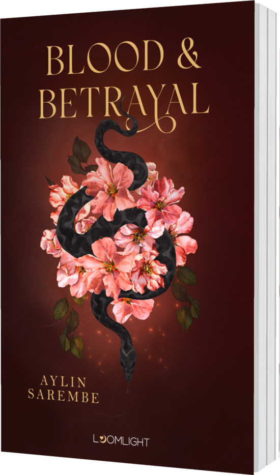 Das Buchcover zeigt eine schwarze Schlange, die sich um rosa Blumen windet, vor einem dunkelroten Hintergrund. Der Titel „BLOOD & BETRAYAL“ ist in goldenen Buchstaben oben platziert.