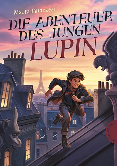 Das Buchcover zeigt einen mutigen Jungen mit dunklen Haaren und einem klaren Blick, der über die Dächer von Paris läuft. Im Hintergrund sind der Eiffelturm und faszinierende Architektur in sanften Abendfarben zu sehen.