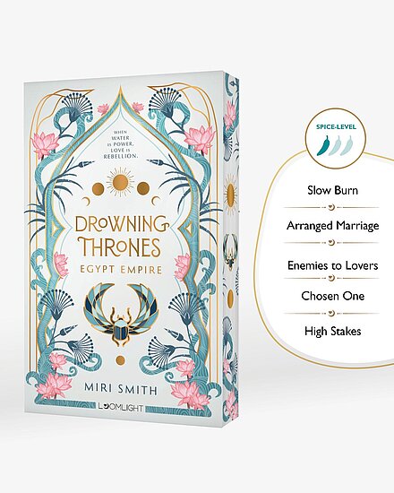 Das Buchcover zeigt ein cremeweißes Cover mit goldenen Akzenten, türkisblauen ägyptischen Ornamenten, rosa Lotusblüten und einem goldenen Skarabäus.